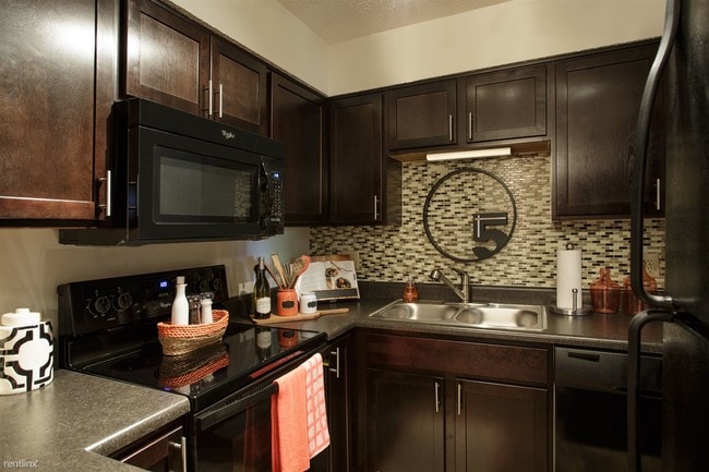 Building Photo - 70 Cedar Bluff Dr
