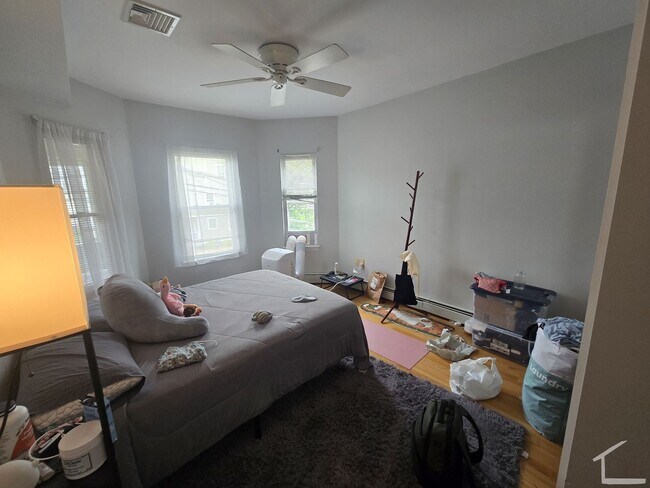 Foto del edificio - Newly Renovated 3 Bedroom Apartment With 2 Parking Spots Included Now Available!