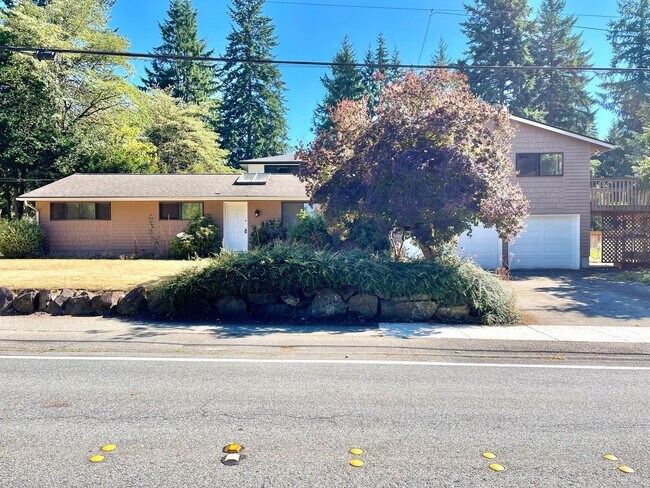 Foto del edificio - Spacious 4-Bedroom Home on Corner Lot in E...