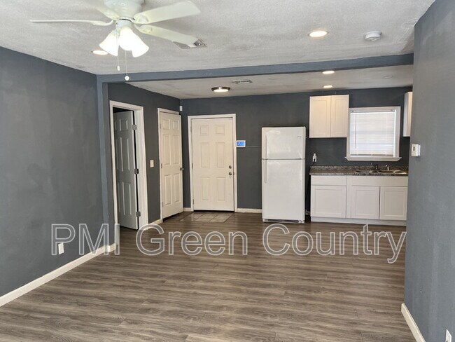 Foto del edificio - 859 E 52nd St N