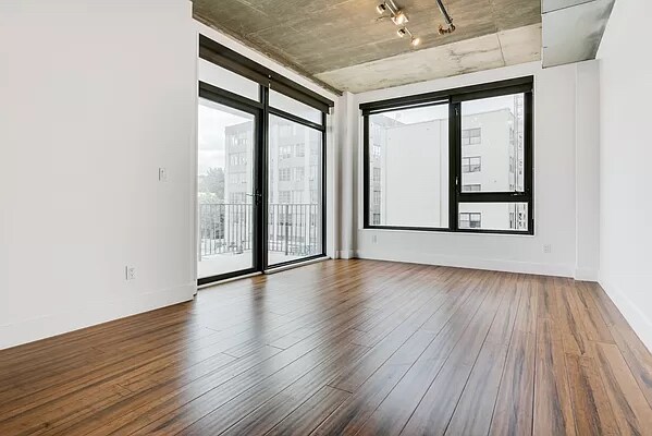 Building Photo - 347 Berry St