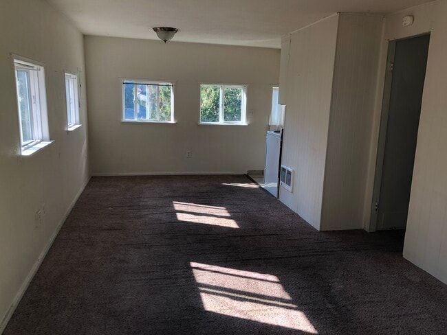 Building Photo - 1535 Madrona Point