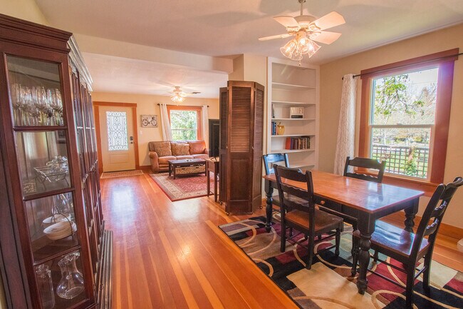 Foto del edificio - Zara's Cottage: Fully Furnished,  blocks t...