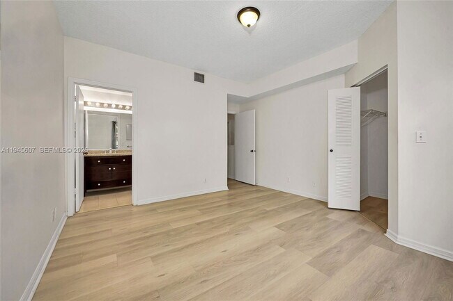 Foto del edificio - 1210 Sorrento Dr