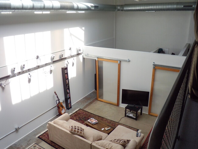 Building Photo - LUNA Lofts