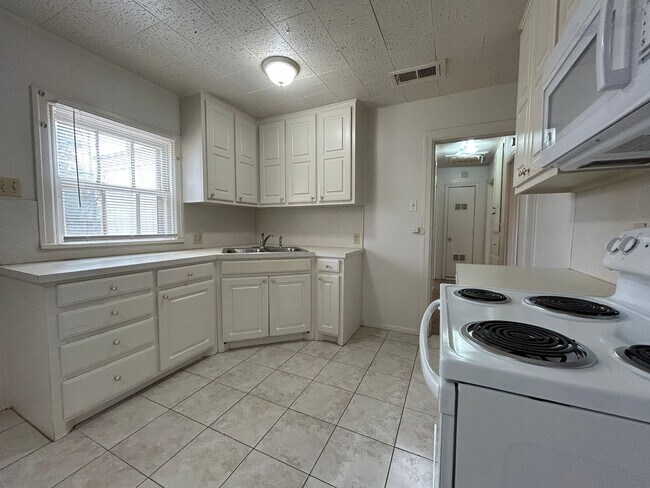 Foto del edificio - Discover Comfort & Convenience in this Cha...
