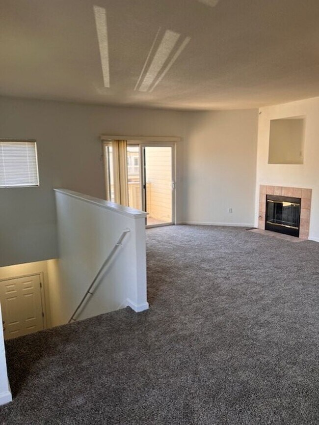 Building Photo - 2-Bedroom Condo in SE Denver; Gated Commun...