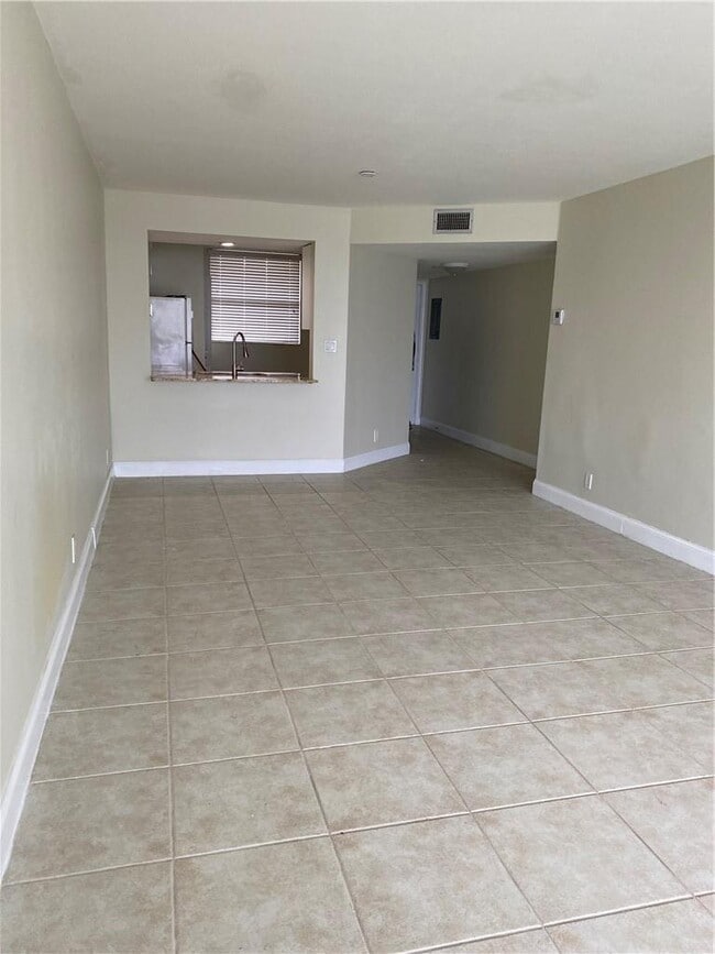 Building Photo - 115 Lake Emerald Dr