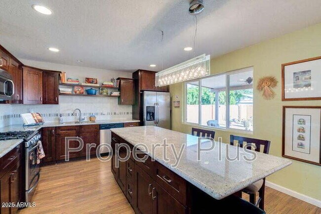 Foto del edificio - 8123 E Mitchell Dr