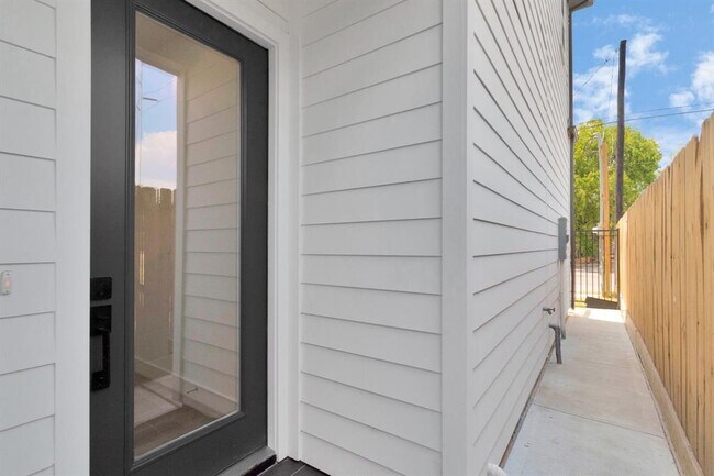 Building Photo - 2218 Elysian St