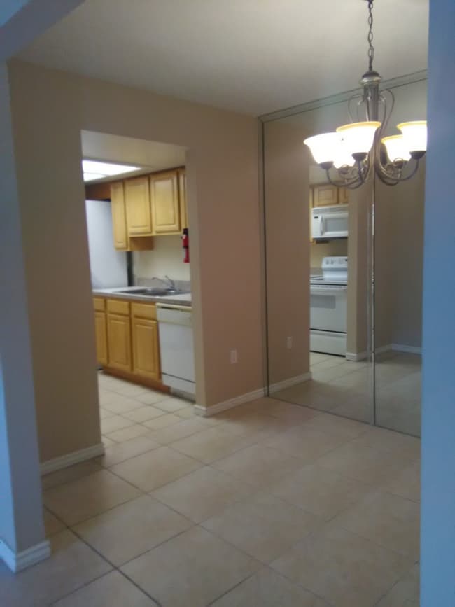 Building Photo - Really Nice 2 bedroom 2 bath room condo..