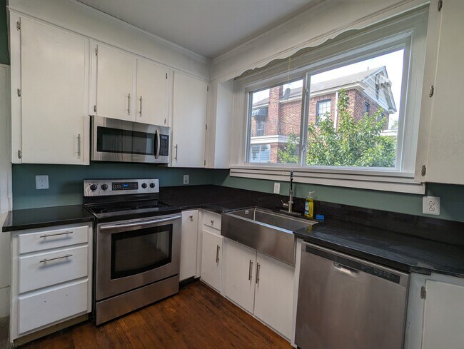 Building Photo - 412 E 54th St
