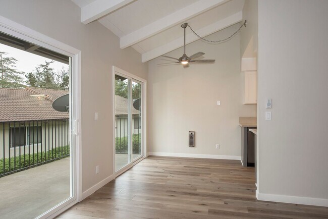 Foto del edificio - Completely Renovated 2 Bedroom / 1.5 Bath ...