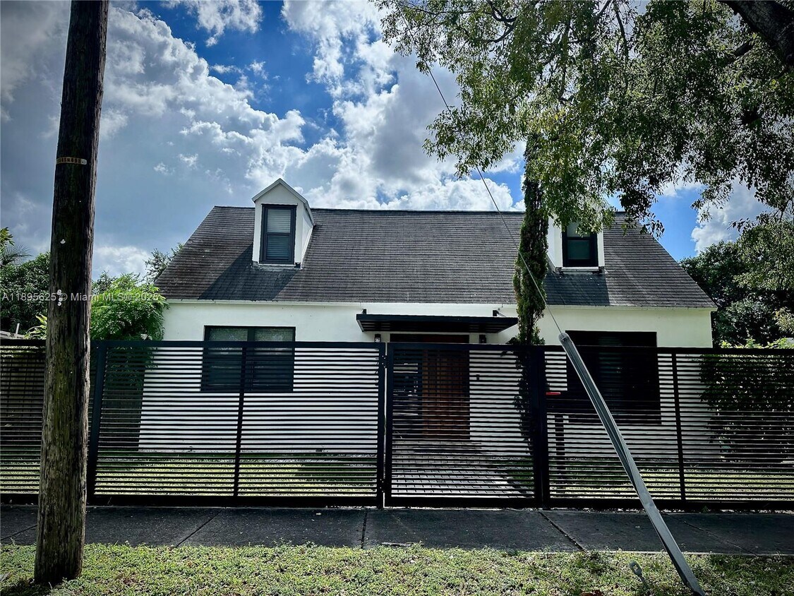 Foto principal - 742 NW 50th St