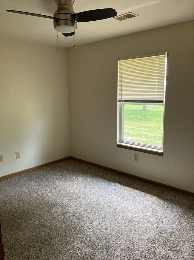 Building Photo - 2-Bedroom Ranch in Peaceful Piqua Neighbor...