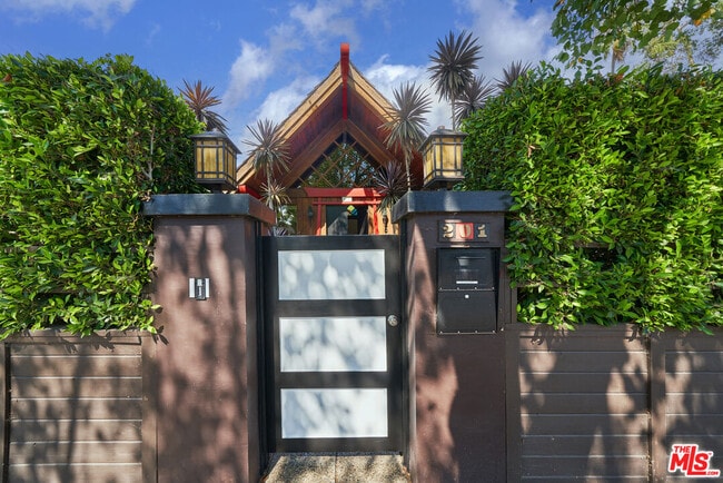 Building Photo - 201 S Larchmont Blvd