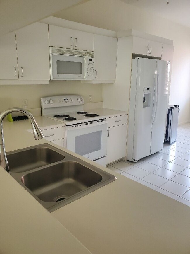 Building Photo - ANNUAL RENTAL - 2 BED / 2 BATH AT FALLING ...