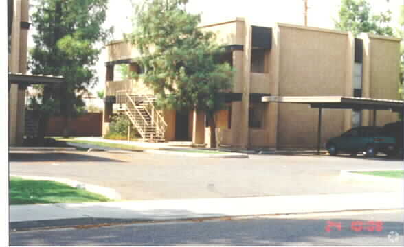 Building Photo - 1207 E Jarvis Ave