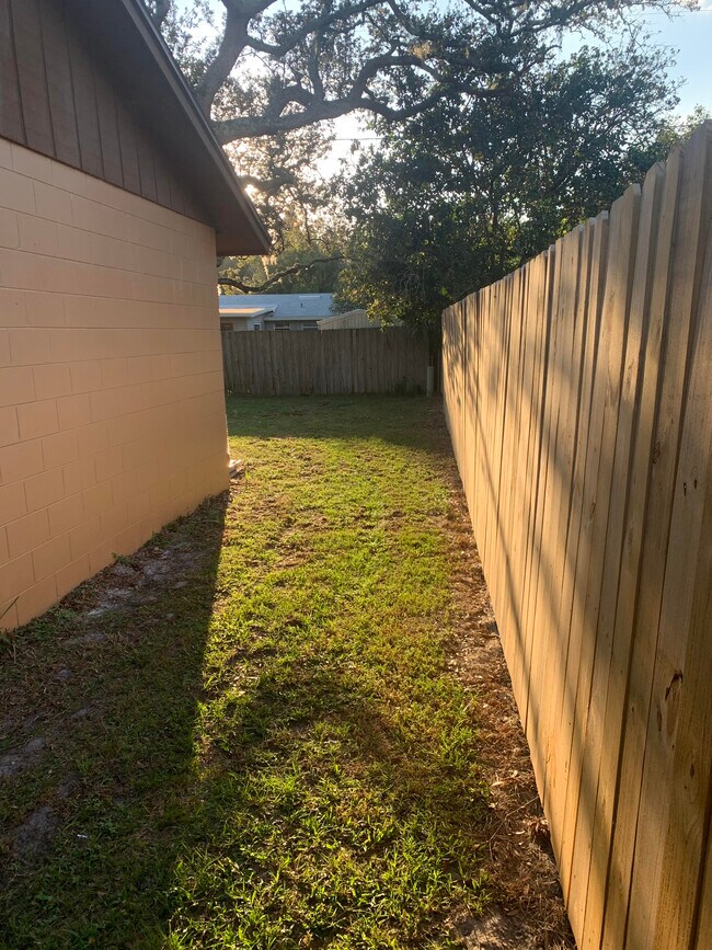 Building Photo - 504 Camino Ct
