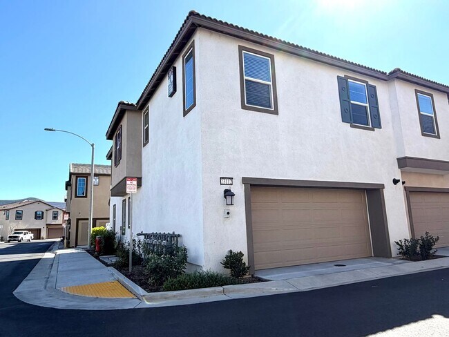 Foto del edificio - Almost BRAND NEW end unit Townhome in Winchester for Rent