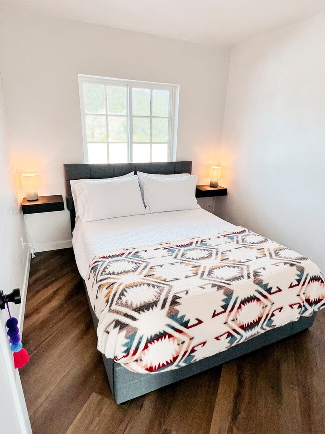 Foto del edificio - 898 Veronica Springs Rd