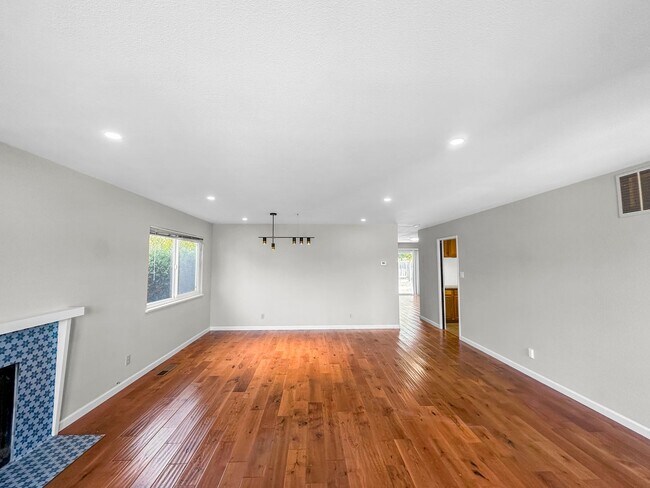 Foto del edificio - Spacious & Bright 3BD/2BA Home with Family...