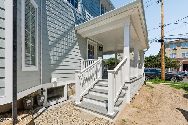 Building Photo - 113 12th Ave