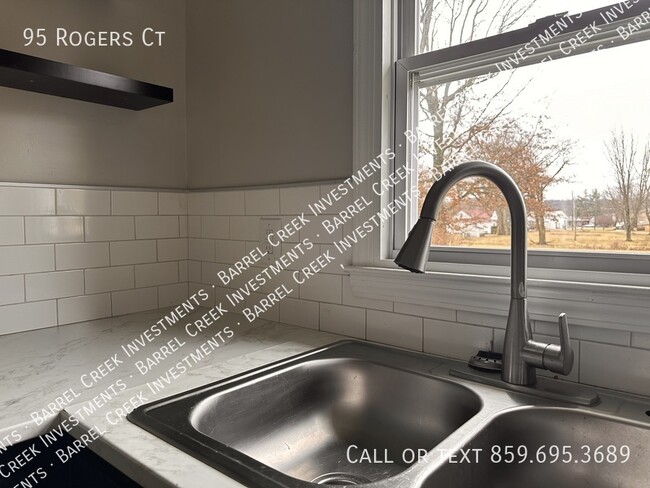 Foto del edificio - 95 Rogers Ct