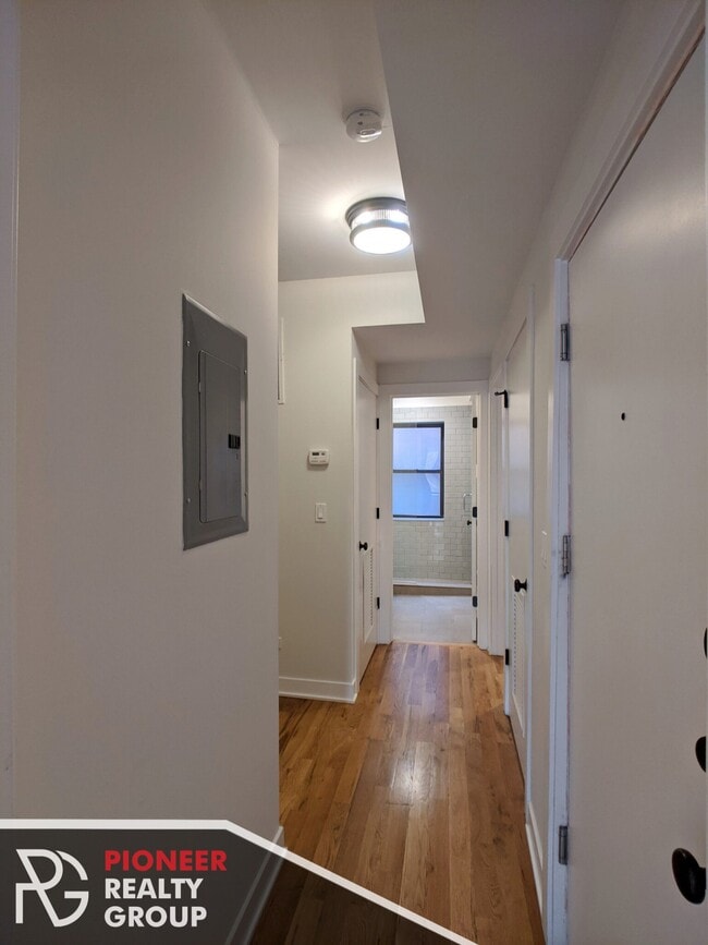 Building Photo - 2209 W Eastwood Ave