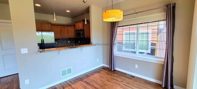 Foto del edificio - Beautiful 3 Bed 2.5 Bath Town house with ALL the amenities!