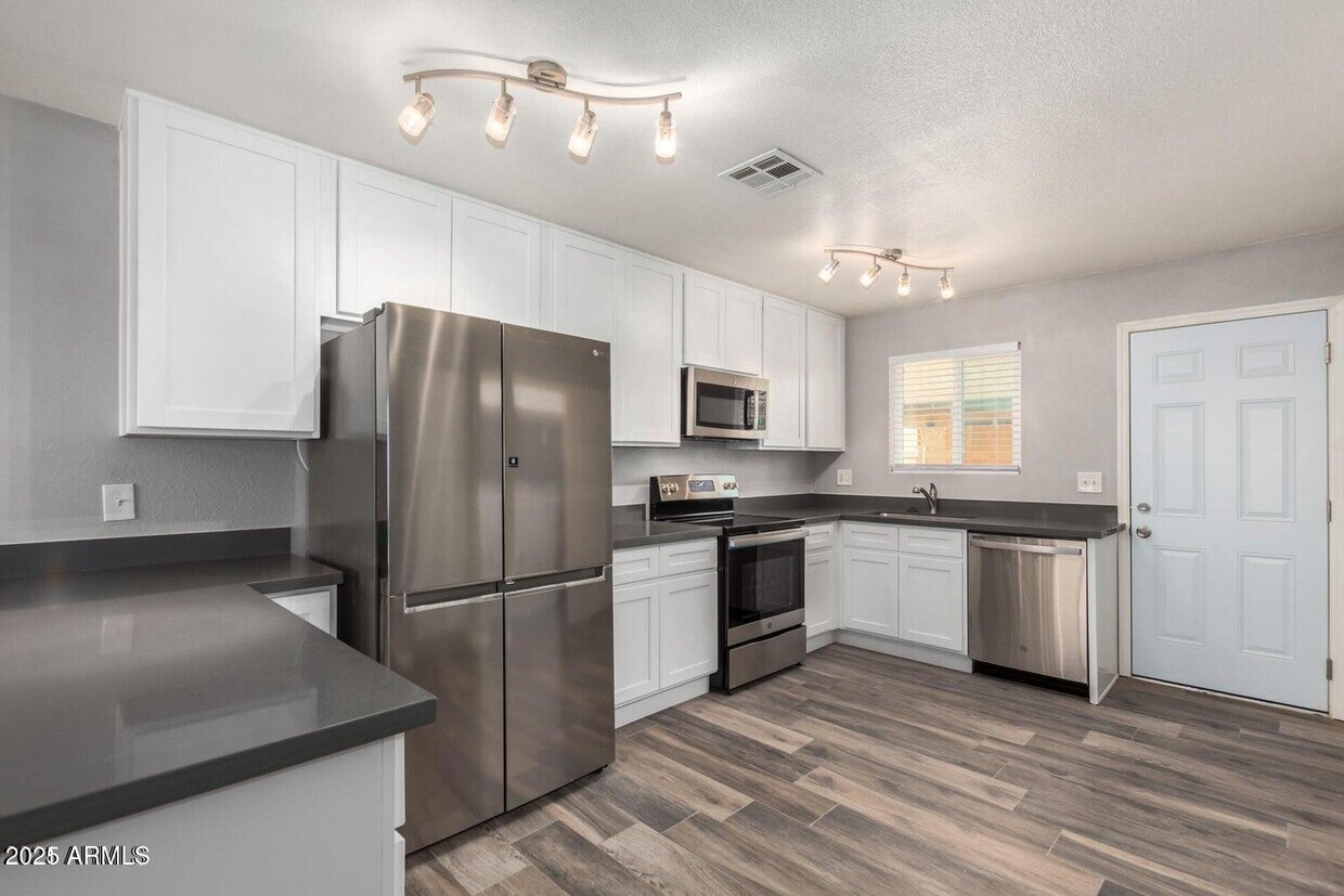 Foto principal - 202 N 88th Pl