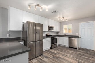 Building Photo - 214 N 88th Pl