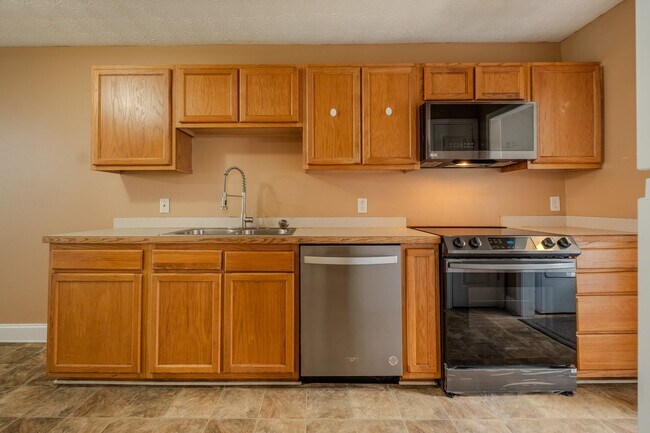 Foto del edificio - Spacious 4BR/3BA Townhome | Pet Friendly | Washer & Dryer Included | $1,600/mo