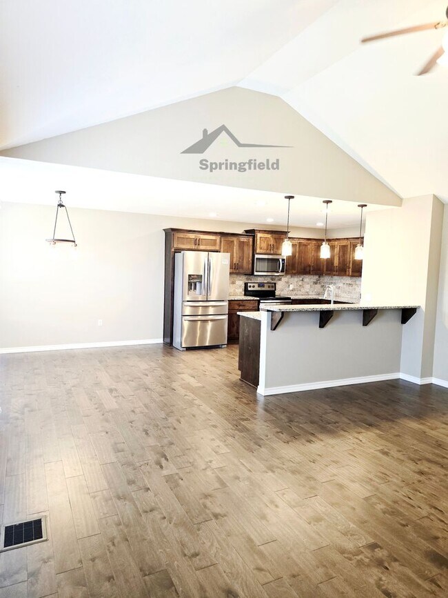 Foto del edificio - Republic -Newer w/ 3 Car Garage - Close To...