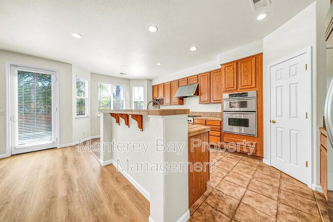 Foto del edificio - 4893 Sea Crest Ct