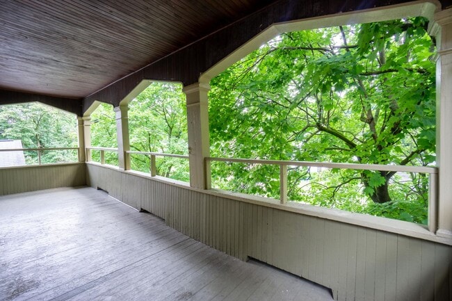Building Photo - 7/1/26 Bright and Spacious Apartment Close...