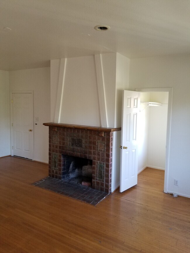 Building Photo - 1097 S Orange Dr