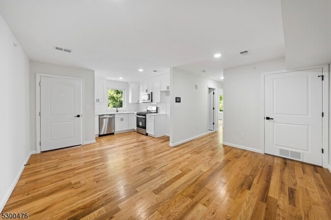 Building Photo - 549 S Orange Ave