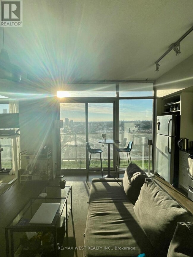 Building Photo - 105 The Queensway