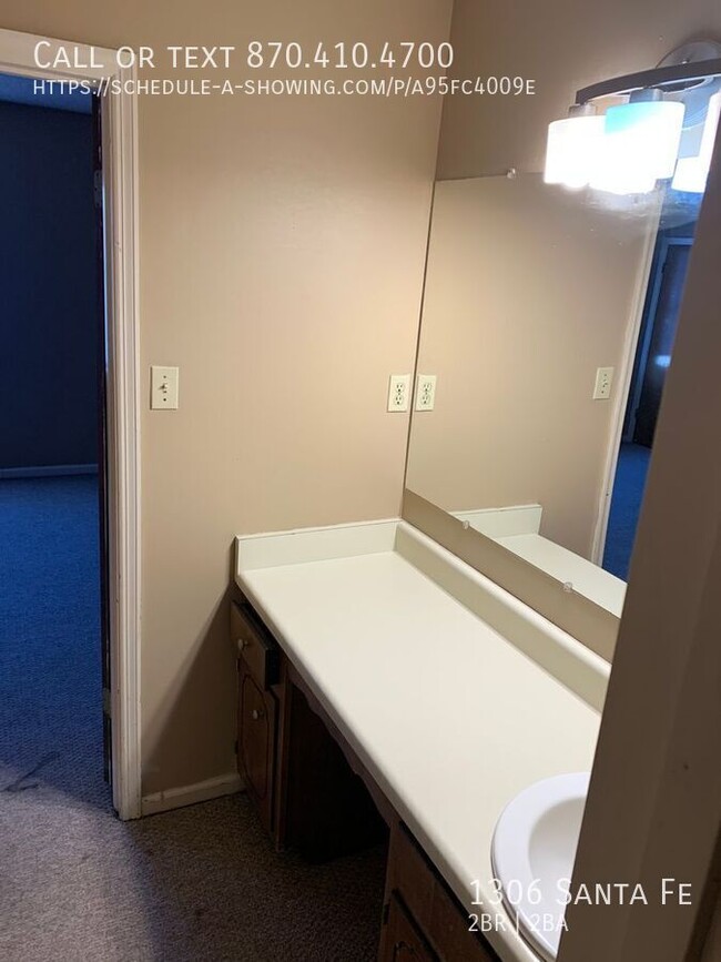 Building Photo - Spacious 3 bedroom, 2 bath townhouse with ...