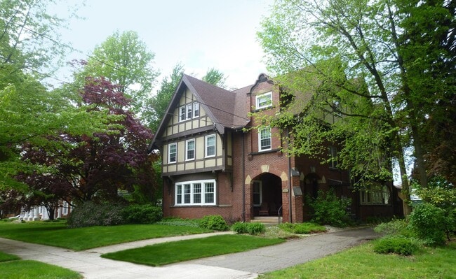 Building Photo - 542 6th W St