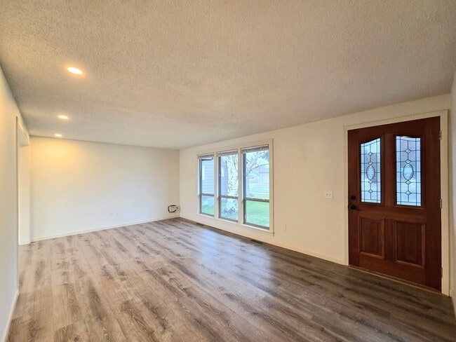 Foto del edificio - **MOVE-IN SPECIAL** 3 Bed / 2 Bath Rambler – Huge Fenced Yard + 2-Car Garage – Available Now