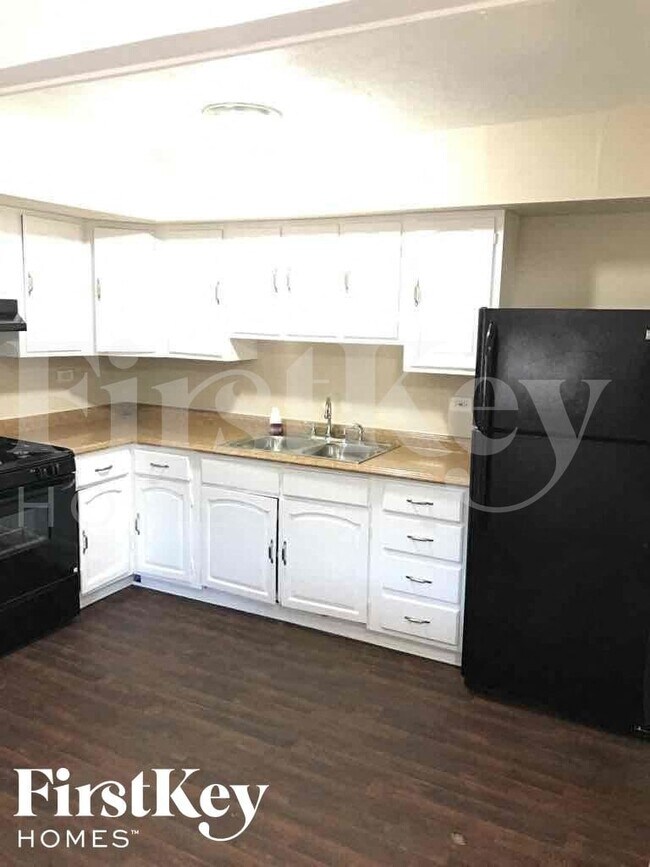 Foto del edificio - 26646 Elmwood Ave