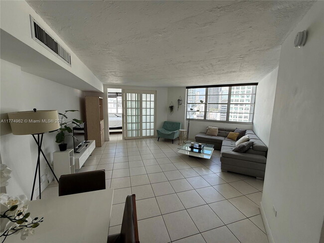 Building Photo - 870 Brickell Bay Dr