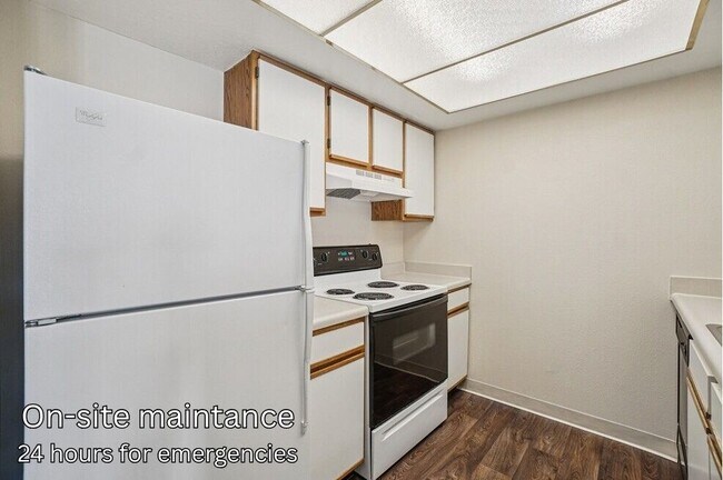 Kitchen - Sterling Pointe Apartments