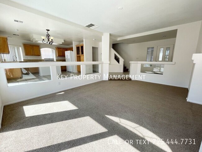 Building Photo - 4 BED, 2.5 BATH 2 STORY HOME W/ EASY FREEW...
