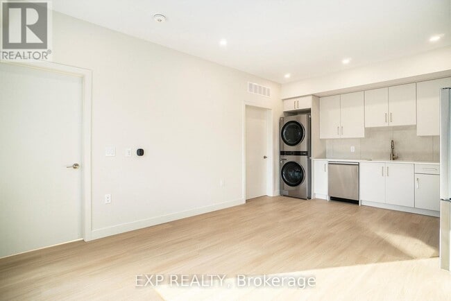 Building Photo - 158 Laval St