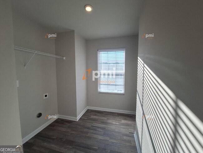 Building Photo - 731 Cole Dr