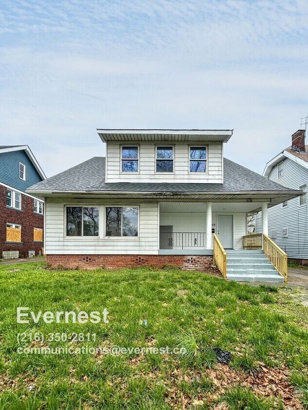 Foto principal - Charming 3-Bedroom Lower Duplex with Firep...