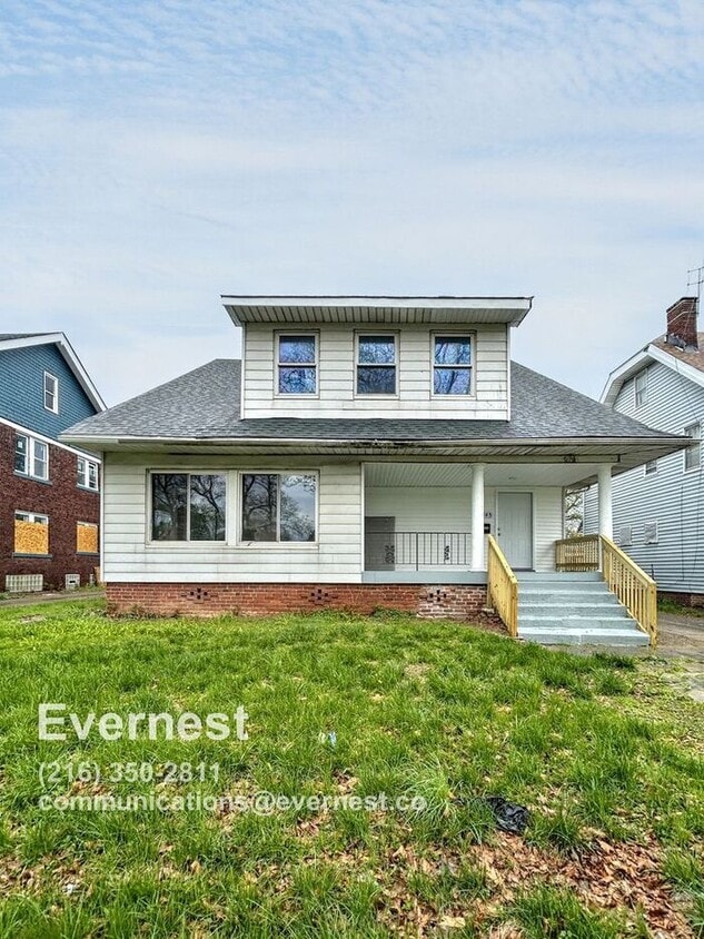 Primary Photo - Charming 3-Bedroom Lower Duplex with Firep...